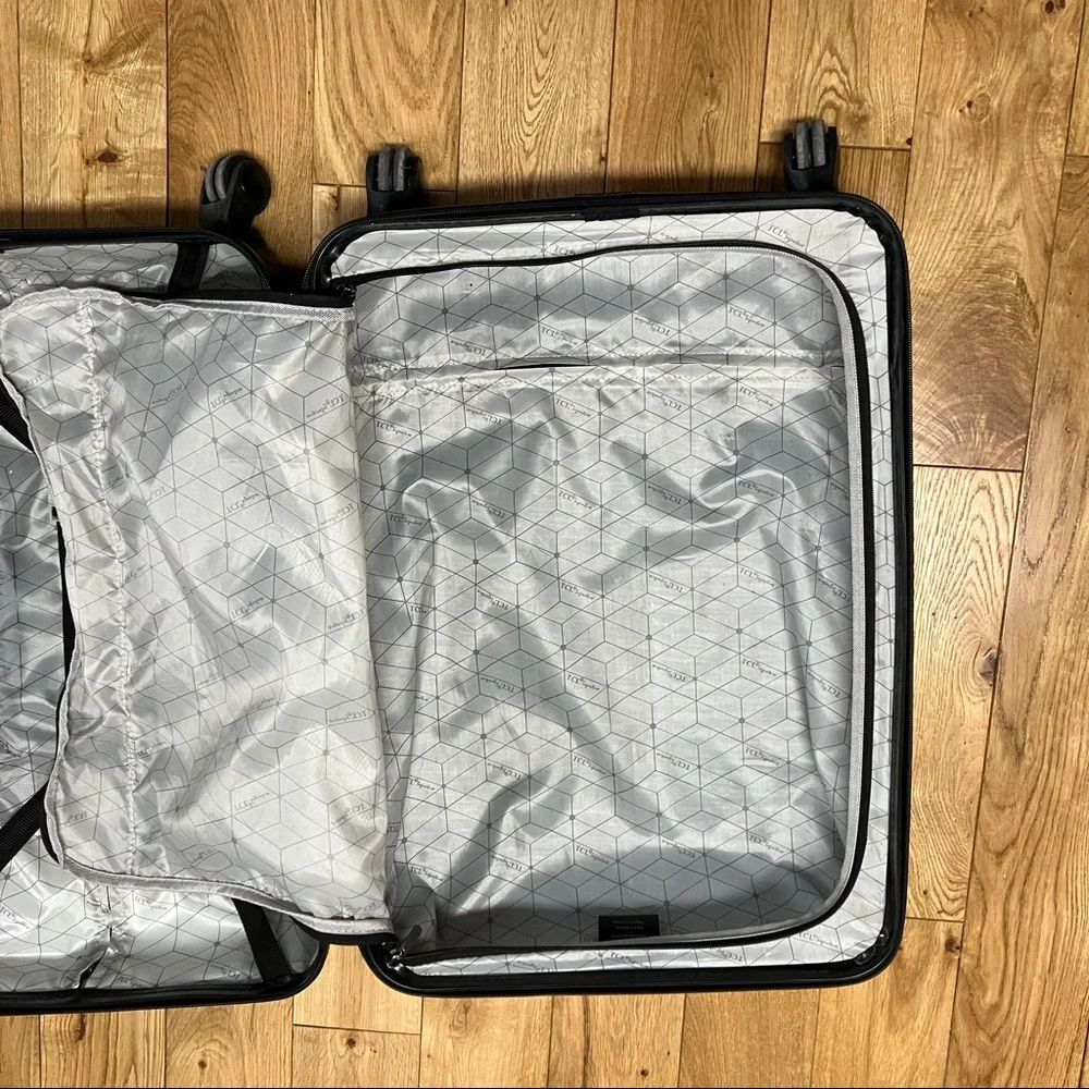 Travlers Club medium size luggage bag travel 25”